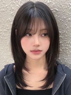 Hair Style Korea, Haircut Inspo, Bangs With Medium Hair, Hairstyles For Layered Hair, Drawing Hair, Drawing Faces, Hair Stylies