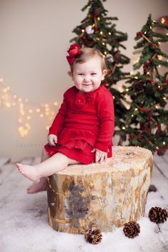 love that this setup looks classy not cheesy. Christmas Photos Ideas, Baby Christmas Photography, Christmas Baby Pictures, Christmas Poses, Christmas Photo Shoot, Baby Christmas Photos, Holiday Mini Session, Christmas Photo Ideas