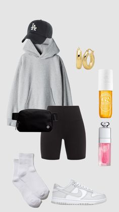 Lazy Fashion Outfits, Chill Gym Outfit, Chill Girl Aesthetic Outfit, Chill Girl Outfits, Comfy Style Aesthetic, Chill Clothes, Casual Outfits Sneakers, Simple Trendy Outfits Summer, Comfy Outfit Ideas For School