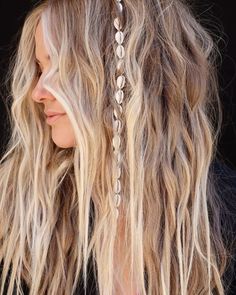 The Best 20+ Hippie Hairstyles For Women (Detailed Gallery) | 20+ Fabulous & Aesthetic Hippie Hairstyles | Hippie Hair Ideas Summer Beach Hair, Root Shadow, Beach Braids, Beachy Hair, Beach Wave Hair, Dimensional Color