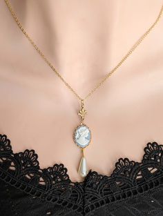 Indulge in the charm of a bygone era with our exquisite Pearl Cameo Necklace, a stunning blend of historical allure and Art Deco opulence. This 14K gold-plated pendant pays homage to romantic vintage aesthetics, making it the perfect accessory for those who appreciate timeless beauty. ✨ **Key Features - **Pearl Cameo Pendant Intricately detailed, capturing the essence of grace and sophistication. - **14K Gold Plating A luxurious touch, adding warmth and richness to the delicate design. - **Histo Jewelry Romantic, Vintage Inspired Jewelry, Cameo Jewelry, Cameo Necklace, Small Shops, Cameo Pendant, Deco Jewelry, Historical Costume, Art Deco Jewelry