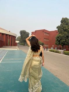 Green Traditional Aesthetic, Indian Saree Ideas, White Shirt And Skirt Outfit Indian, Saree Styles For College, Sea Green Saree With Contrast Blouse, Farewell Saree Designs, Indian School Farewell, Asthetic Saree For Farewell, Aesthetic Sarees For Farewell