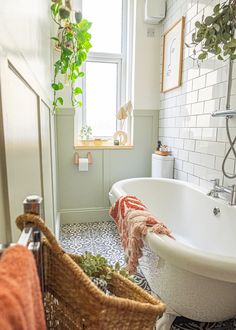 DIY wall panelling and subway tiles bathroom inspiration ideas Caribbean Interior, Bathroom Interior Decor, Bathroom With Clawfoot Tub, Interior Bathroom Design, Colorful Bathrooms, Eames House, Ideas Bathroom Decor, Tile Countertops