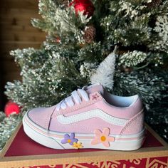 Vans Old Skool Flower Skate Pink And White Vans Pink, Shoes Vans, Vans Old Skool, Old Skool, Vans Shoes, White Flower, Pink And White, White Flowers, Kids Shoes