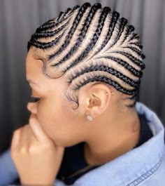 Classic Lemonade Braids Style Cornrows And Twists, Cornrow Hairstyle, Lemonade Braids Hairstyles, Lemonade Braids, Side Braid Hairstyles, Hair Braiding Styles, African Hair Braiding