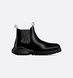 The Dior Combat Chelsea boot offers a hybrid, contemporary and sporty silhouette. Crafted in black polished calfskin, it features elastic bands on the sides with a tonal Dior Oblique motif. The architectural lines are finished with a lightweight hybrid sole to enhance its couture appeal. Embellished with the Dior signature on the side, the shoe will add a contemporary touch to any look from the season.. 42 Mens Dior, Christian Dior Men, Dior Boots, Allure Couture, Dior Men, Dior Oblique, Black Polish, Black Chelsea Boots, Dior Shoes