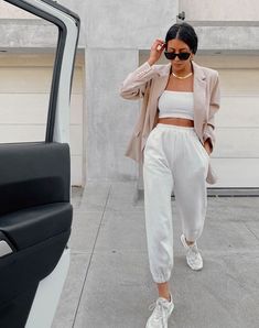 Trendy Outfits 2020, Chique Outfits, Lounge Outfit, Mode Inspo, 가을 패션, Mode Inspiration, White Pants, Winter Fashion Outfits, Looks Vintage