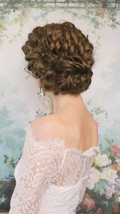 Boho Bridal Updo: A Romantic Hairstyle for the Modern Bride Long Wedding Hair Updo, Curly Updo Hairstyles For Wedding, Wedding Floral Hair Piece, Wedding Updo For Curly Hair, Irish Wedding Hairstyles, Wedding Updo Curly Hair, Old Hollywood Hair Updo, Curly Updo Wedding, Vintage Updo Wedding