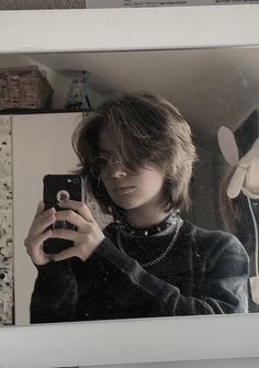 Short Hair That Covers Eyes, Short Fairy Grunge Hair, Short Fluffy Haircuts For Women, Short Fluffy Trans Masc Hair, Genderless Haircut, Short Tomboy Haircut For Women, Half Up Half Down Medium Hair, Fluffy Side Part, Fem Transmasc