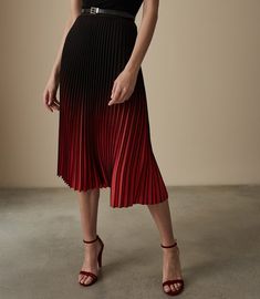 REISS - MARLIE OMBRE PLEATED MIDI SKIRT Black Pencil Skirt Outfit Casual, Pleated Midi Skirt Outfit, Casual Plus Size Outfits, Midi Skirt Outfit, Pencil Skirt Outfits, Long Skirt Outfits, Maxi Skirt Outfits