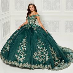 This quinceanera dress with glittery tulle and three-dimensional floral detailing is definitley an eye-catching ball gown. With a sweetheart neckline and detachable sleeves. This ball gown also includes a gorgeous matching necklace. Quinceanera Dresses Damas, Tulle Layered Skirt, Vestido Charro, Green Quinceanera Dresses, Damas Dresses, Quinceñera Dresses, Pretty Quinceanera Dresses, Quince Dress, Lace Ball Gowns