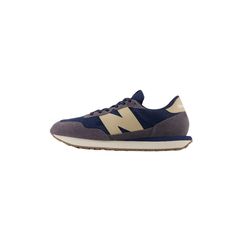 Taking design cues from 1970s archival favorites, New Balance’s 237 melds heritage influences with a modern outlook. The 237 utilizes an EVA midsole, herringbone outsole and streamlined upper as a classic launching point, with modern flourishes like oversized N branding, extended midsole length, and gator inspired foxing and mudguard offering a modern take on the decade when running shoes truly made their mark for the first time. Experimental in spirit yet easily accessible, the 237 is a decepti New Balance 237, New Balance Numeric, Shoes New Balance, New Era Hats, Sneakers Blue, Blue Shoes, Herringbone, New Era, New Balance