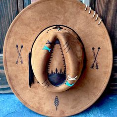 This Vegan Suede Boho Rancher Style Hat Is Custom Made And Completely Unique. The Brim Is 9.5 Inches And Has An Adjustable Band To Accommodate Any Head Size. Boho Wedding Hat, Custom Cowgirl Hats, Hat Decorating Ideas, Painted Cowboy Hats, Western Hat Styles, Hat Burning Ideas, Burn Hats, Decorated Hats, Burned Hats