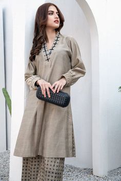 Printed Silk Kurta Designs Women Classy, Silk Kurta Designs Women, Silk Kurta Designs Women Classy, Silk Kurta Designs, Office Wear Women Work Outfits Classy, Black Pakistani Dress, Elegant Mirror, Co Ords Outfits, Culottes Pants