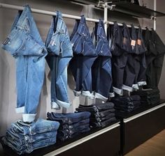 Boutique Jean Display, Jeans Display Ideas, Vintage Clothing Display, Fashion Store Design, Folding Jeans