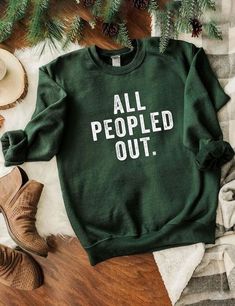 Diy Sweatshirt, Cute Shirt Designs, Green Sweatshirt, Cute Shirt, Diy Shirt, Up Girl, Looks Style, Shirts With Sayings, Ladies Day