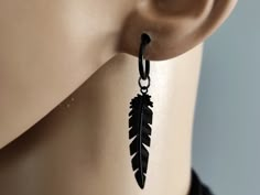 Black Feather Earrings, Gay Jewelry, Black Earring, Symbol Of Freedom, Cute Piercings, Guys Clothing Styles, Feather Charms, Le Crochet, Funky Jewelry