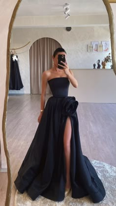 Award Show Gowns, Black Tie Dress Aesthetic, Dress Night Party Elegant Classy, Extravagant Bridesmaid Dresses, Black Debs Dresses, Noir Aesthetic Outfit, Fancy Gala Dress, Formal Black Tie Event Dresses, Gala Dress Aesthetic