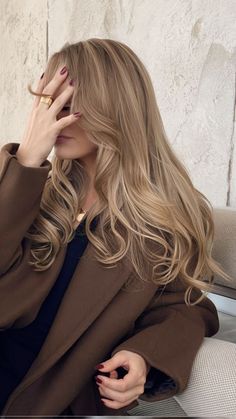 Oat Milk Hair Color, Milky Tea Blonde, Milk Tea Beige Hair Color Balayage, Cappuccino Blonde Hair, Different Blondes Shades, Light Hazel Hair, Reddish Dirty Blonde Hair, Blonde Beige Highlights, Vanilla Champagne Hair Color