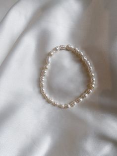 ✨ Item description ✨ This bracelet gives off a modern and elegant look with natural freshwater pearls.  Every product is handmade and the pearls are natural freshwater pearls, and may therefore differ slightly in color and pearl shapes.  The bracelet is elastic and will fit most wrists. However, if you want it made to specific measurements, send me a message after you have placed your order.  Want to personalize your bracelet? Send me a message and I'd be happy to help you out! Want to upgrade to tracked shipping? Add this listing to your order: https://havstudio.etsy.com/listing/1542927658