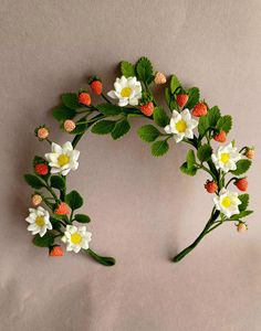 Handmade strawberry leaves and berries, handmade chamomile. Lenght wreath - 40 cm. Can be made any size. The wreath is tied behind with a ribbon. Daisy Chamomile, Chamomile Hair, Costume Fleur, Orange Orchid, Strawberry Leaves, Picnic Outfit, Flower Costume, Strawberry Hair, Strawberry Flower