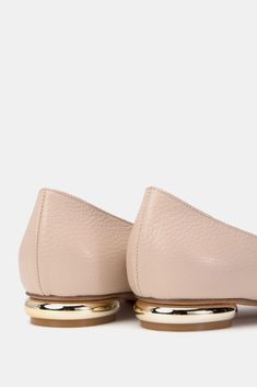 Pointy toe slip-on loafer with rounded gold heel Artisan Fashion, Italian Leather Shoes, Pointy Toe Flats, Woman Shoes, Gold Heels, Gold Details, Nappa Leather, Pale Pink, Italian Leather