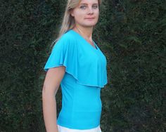 Extraordinary summer shirt with large asymmetric cape in turquoise & blue-Taidy - handmade Summer jersey blouse made of fine natural viscose jersey - handmade and hand-painted. With this blouse shirt, here in turquoise green, you have a real all-round treasure for your wardrobe. Whether for the office or on holiday, this blouse shirt is suitable for all occasions, it is practical and crease-resistant. The blouse shirt goes perfectly with jeans, but also with a skirt. The asymmetrical cape is a b Asymmetrical Cape, Asymmetric Cape, Jersey Blouse, Vert Turquoise, Turquoise Green, On Holiday, Blouse Shirt, A Skirt, Beautiful Eyes