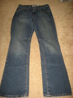 This pair of Womens LEVIS 515 Bootcut Stretch Low Jeans are a size 4 (waist 29, inseam 30, rise 9) and in EXCELLENT condition. 9920 Levis Bootcut Jeans Women, Bootcut Jeans Women, Womens Levis, Levi Bootcut Jeans, Low Jeans, Levis Bootcut, Outfit Vintage, Pants Denim, Jeans Women