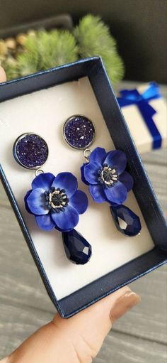 Royal Blue Jewelry, Dark Blue Earrings, Woodland Jewelry, Polymer Clay Jewelry Tutorials, Resin Jewelry Diy, Polymer Clay Diy, Earrings Flower, Clay Flowers, Blue Jewelry