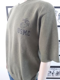 "Vintage unisex US Marines Corps sweat-shirt olive green color size large, made in Usa Good condition, raw cut sleeve, 50% cotton 50% polyester . Please, check carefully the measurements, photos and description of the article before buying it, we do not accept changes or returns. Measuraments lying face down. Armpit to armpit: 22\" Shoulder to shoulder: 20 1/2\" Sleeve lenght: 10\" Lenght collar to hem: 26 1/2\" International buyers: Please ask for the shipping rates speciality for your country. Military Style Long Sleeve Cotton Hoodie, Military Style Cotton Hoodie With Long Sleeves, Green Cotton Crew Sweatshirt, Green Cotton Crew Top, Green Cotton Crew Neck Top, Winter Crew Neck Khaki Top, Khaki Crew Neck Top For Winter, Khaki Cotton Sweater For Streetwear, Winter Khaki Crew Neck Top