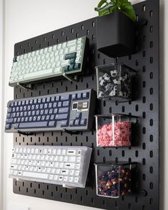 Display your mechanical keyboard on your wall mounted pegboard with these sturdy display hooks! Designed at the optimal thickness to reduce wobble and breakage, these hooks are strong, yet minimal enough that they compliment any keyboard without being an eyesore. A lot of effort has gone into developing a holder design that balances strength and premium aesthetics. Will fit most 60% - 75% keyboards that have 20mm front heights. If you have a question on if your keyboard will fit, please reach out. DESIGN ★ Emphasis on high quality surface finish ★ Engineered for strength without sacrificing aesthetics ★ Carbon fiber infused plastic available for extra strength at no additional charge (choose gray or green carbon variations). ★ Dimensions: ~7mm thick, 85mm tall, extends 60mm from pegboard. Pegboard Hacks, Pegboard Aesthetic, Ikea Pegboard Ideas, Black Pegboard, Keyboard Display, Ikea Pegboard, Display Hooks, Ikea Skadis, Office Games