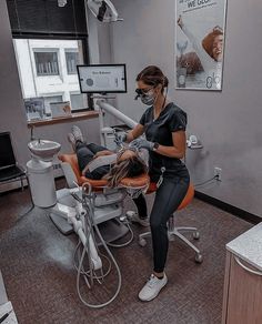 Orthodontist Assistant Aesthetic, Orthodontist Aesthetic Job, Dentist School Aesthetic, Dental Vision Board, Dentistry Student Aesthetic, Vision Board Dental, Dentist Student Aesthetic, Female Dentist Aesthetic