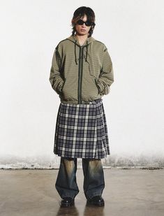 Men Skirt Street Style, Men In Skirts Fashion Aesthetic, Men Skirt Fashion, Man In Skirt Aesthetic, Men Skirt Outfits, Layering Outfits Men, 80s Punk Fashion, Grange Style, Skirt Streetwear