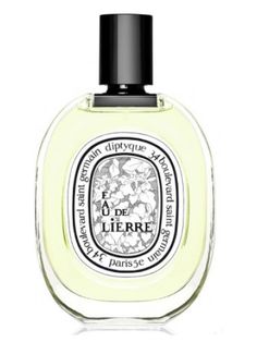 an image of a bottle of perfume on a white background with the words l'oeuvre written in french