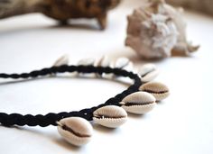 Natural Casual Jewelry For Vacation, Casual Natural Jewelry For Beach, Casual Natural Jewelry For The Beach, Casual Natural Jewelry For Vacation, Bohemian Natural Shell Necklace For Vacation, Hippie White Necklace For The Beach, Natural Bohemian Shell Necklace For Vacation, Casual Handmade Shell Necklace For Festivals, Bohemian Strand Choker For Vacation