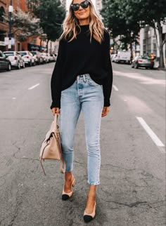 Free People Sweater Outfit, Outfit Ideas For Fall, Mom Jeans Outfit, Jeans Outfit Ideas, Fashion Oversized, Chique Outfits, Off The Shoulder Sweater, Fall Jeans, Fashion Jackson