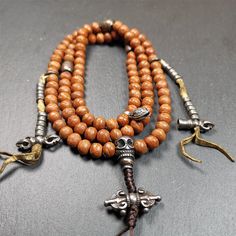 ❤This bodhi beads mala is made by Tibetan craftsmen and come from Hepo Town, Baiyu County, the birthplace of the famous Tibetan handicrafts,about 30 years old, hold and blessed by a lama in Baiyu Monastery.It is composed of 108 bodhi seed beads, and is equipped with 3 cold iron dzi beads, cold iron bead counters are installed on both sides, 1 mani jewel bead clip,and finally consists a skull guru bead and vajra on the end, very elegant.❤Details1. Handmade 108 bodhi beads approximately 8-9mm,mala