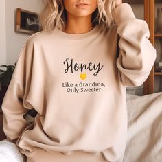 a woman is wearing a sweatshirt that says honey like a grandma, only sweeter