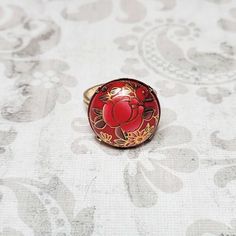 Tensha Beads, Got Costumes, Costume Jewelry Rings, Cabochon Ring, Brass Jewelry, Rings For Her, Vintage Costume Jewelry, Red Background, Vintage Costumes