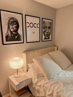 #roomdecorideas #nyc #cozy #katemossposter Cool Girl Apartment Aesthetic, City Girl Room Aesthetic, New York Aesthetic Room, New York Bedroom Aesthetic, Nyc Room Aesthetic, Nyc Bedroom Aesthetic, Nyc Bedroom Ideas, Nyc Apartment Bedroom, Alone Vibes