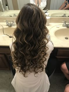 Homecoming hair #curls #homecoming #prom #highlights #dance #curly Curled Prom Hair, Curled Hairstyles For Medium Hair, Curly Prom Hair, Pageant Hair, Curls For Long Hair, Ball Hairstyles, Formal Hair, Prom Hairstyles For Long Hair, Homecoming Hair