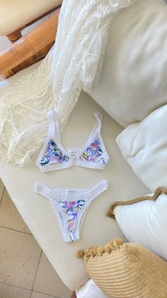 Bikini blanco floreado, los colores y el estampado son 🔥🔥 Spring Break Bikinis, Swimsuits Aesthetic, Cute Suits, Swimsuit Inspo, Summer Wishlist, Trendy Swimsuits, Stylish Eve, Summer Attire, Cute Bathing Suits