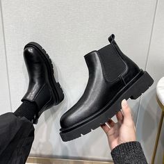 Antonios Italian Black Boots Men sind aus Spaltleder gefertigt, bequem und passen perfekt. Diese Stiefel werden von unserem erfahrenen Handwerker hergestellt. Sie zeichnen sich durch ein klassisches und minimalistisches Design aus, das sie leicht mit einem lässigen oder eleganten Outfit kombinieren lässt. Ein tolles Paar Stiefel für Männer für die kalte Jahreszeit, erhältlich in Schwarz

 
Bitte überprüfen Sie die Größentabelle sorgfältig, bevor Sie die Bestellung aufgeben
 FÜR WEITERE INFORMAT Men Black Boots, Black Boots Platform, Black Shoes Outfit, Dr Martens Men, Chelsea Boots For Men, Chelsea Boots Men Outfit, Ankle Boots Winter, Boots Men Outfit, Botas Chelsea