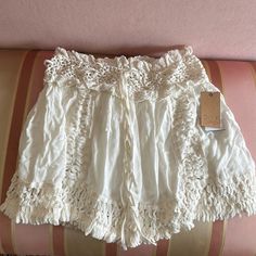 Nwt Size M Hippie Beach Shorts For Spring, Bohemian Summer Bottoms For Day Out, Bohemian Ruffle Skirt For Beach Season, Chic Short Skirt For Beach, Chic Short Skirt For The Beach, Bohemian Ruffled Skirt For Beach Season, Bohemian Shorts For Spring Vacation, Chic Short Mini Skirt For The Beach, Short Skirt For Beach Vacation