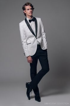 Un clásico de la moda: Saco blanco y negro en www.lob.com.mx #Fashion #Trends 1950 Men, Fashion Book, Fashion Suits For Men, Fashion Books, Holiday Collection, Black Tie, Mens Suits, Style Guides