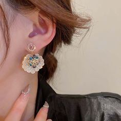 ✦ Explore the allure of bohemian style with our captivating drop earrings, featuring a unique fan-shaped flower design that adds a touch of exotic charm to your vacation ensemble. Crafted for the free-spirited souls, these earrings evoke a sense of wanderlust and adventure. The vibrant and intricate detailing of the floral motif embodies the essence of bohemian aesthetics, ensuring you stand out with a carefree and eclectic vibe. The drop silhouette introduces a graceful movement, making these e