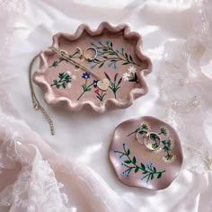 The hand-painted ring holder with a floral pattern is a handmade ceramic dish, perfect for storing jewelry and as a decorative element. This charming gift is ideal for lovers of country-style decor. 𝐃𝐄𝐓𝐀𝐈𝐋𝐒  🌼Hand-painted jewelry dish with a wildflower pattern. 🌼Perfect for storing your jewelry pieces. 🌼Available in different sizes:  -8 cm diameter -12 cm long - 10 cm wide -14 cm long - 12 cm wide 🌼Personalize it with a name, date, or short message. 🌼The gift set includes a jewelry dish and the matching candle holder. 𝐂𝐀𝐑𝐄 𝐈𝐍𝐒𝐓𝐑𝐔𝐂𝐓𝐈𝐎𝐍𝐒 🎀Please note that the jewelry dish cannot be used as tableware, as it is made of air-dry clay and has not been fired. 🎀It has been treated with gloss varnish for long-lasting durability. 🎀The dish can be cleaned with a damp clo Homemade Jewelry Holder Clay, Jewelry Clay Holder, Clay Ring Tray, Air Dry Clay Jewelry Holder, Homemade Jewelry Holder, Ring Holder Clay, Hand Painted Jewelry Dish, Clay Jewelry Holder, Rings Tray