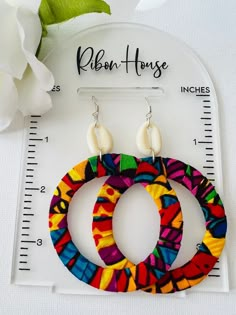 Asana means try it. They are gorgeous Ankara fabric earrings. They are perfect for that special occasion. Please observe the size display pictured for the length of the earrings. These earrings make a perfect gift. This is a show stopping earring. They are perfect for the summer and spring. They are not returnable. Still Shopping please visit our other store and favorite it. Thanks Juanjayzzdesign.Etsy.com Fabric Earrings Diy, Fabric Earring, Ankara Earrings, Afrocentric Earrings, Denim Earrings, Diy Fabric Jewellery, African Accessories, Fabric Jewellery, African Earrings