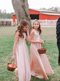 Bridal Party With Junior Bridesmaid, Flower Girl Dresses Teenager, Junior Flower Girl Dresses, Teen Flower Girl Dresses, Older Flower Girl Dresses, Junior Bride Dresses, Cream Long Dress, Older Flower Girl, Bridesmaid Dresses Peach