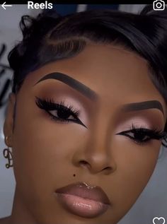 Natural Full Glam Makeup Black Women, Wedding Guest Make Up Look, Eyeshadow Looks Black Women Natural, Makeup Ideas On Dark Skin, Cute Eye Looks Eyeshadows, Bold Glam Makeup Black Women, Mother Of The Bride Makeup Black Women, African American Makeup Looks, Smokey Eye Makeup Looks Black Women